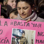 Una mujer sujeta una pancarta durante una protesta para erradicar la lacra social que representa la violencia de género.-ALBERTO DI LOLLI