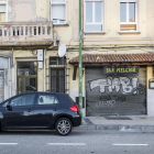 Imagen de pintadas sobre locales cerrados en la calle Madrid.-ISRAEL L. MURILLO