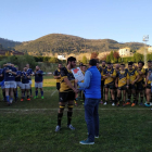 Iturrino, capitán del UBU, recoge la placa de campeones de Segunda División, ayer, en Oviedo.-APAREJADORES RUGBY CLUB