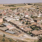 Vista aérea de la localidad de Padilla de Abajo, en la que destaca la iglesia de los Santos Juanes.-ISRAEL L. MURILLO