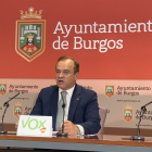 El concejal de Vox Fernando Martínez-Acitores durante su comparecencia. ECB