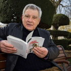 Moisés Pascual Pozas con su última novela, 'Carrusel de sombras'. TOMÁS ALONSO