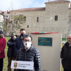 José Matesanz, biógrafo del artista burgalés, el alcalde, concejales del Ayuntamiento y amigos descubrieron la placa que da nombre al parque. ECB