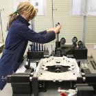 Una trabajadora manipula una máquina en la planta de Magnesio de Valdorros.-I. L. M.