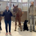 Sara y Pablo posan con algunos de sus animales.-MIL ENCINAS