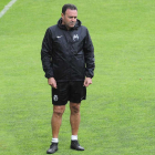 José María Salmerón sigue las evoluciones de un entrenamiento-Burgos CF