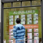 Un chico mira anuncios de viviendas en alquiler.-MITXI