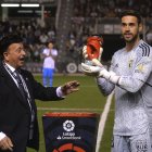 Caro recibe el premio al mejor jugador del mes de la liga. TOMÁS ALONSO
