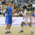 Jaramaz busca línea de pase ante la defensa de Sergio Llull.-RAÚL OCHOA
