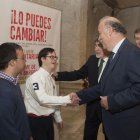 Del Bosque intercambió bromas y saludos con los jóvenes de la asociación.-ICAL