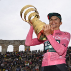 Hindley celebra su triunfo en el Giro enfundado en la maglia rosa. GIRO DI ITALIA