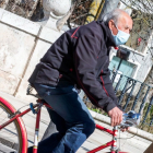 Un hombre circula en bicicleta por el centro de Burgos. SANTI OTERO