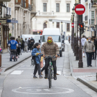 Un ciclista urbano recorre la calle Santander, señalizada desde hace unos meses como ciclocalle. SANTI OTERO