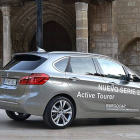 El BMW Serie 2, frente a la iglesia de San Estebán de Burgos-© Héctor Fustel