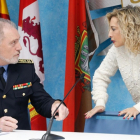 El intendente jefe de la Policía Local de Burgos, Félix Ángel García, y la concejala de Seguridad Ciudadana, Blanca Carpintero, presentando la memoria de 2022. SANTI OTERO