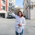 La portavoz del grupo municipal de Podemos en Burgos, Marga Arroyo, frente al antiguo hotel España. TOMÁS ALONSO