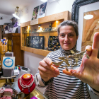 Laura Jorge muestra una de sus piezas en su tienda taller de la calle Laín Calvo. TOMÁS ALONSO
