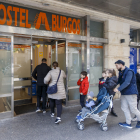 Dos familias de refugiados entran al Hostel de Burgos. SANTI OTERO