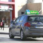 Un vehículo de autoescuela circula frente al Cenieh.-RAÚL G. OCHOA