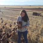 Elena González tiene una granja con 800 gallinas camperas en Campillo de Aranda
