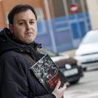 El autor burgalés David López Cabia, con un ejemplar de su última novela. SANTI OTERO