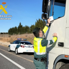 La Guardia Civil inspecciona los papeles de un camión