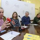 El fabricante de morcillas Roberto Da Silva interviene en la presentación de la feria en la que Montserrat Aparició analizó la participación burgalesa.-RAÚL G. OCHOA