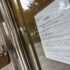 Cartel que avisa de la fumigación de los 23 edificios de la zona Río Vena afectada por una plaga de cucarachas. SANTI OTERO