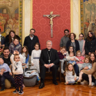 La familia Campomar Hernando con el arzobispo de Burgos, Mario Iceta, tras huir de Ucrania. ARCHIBURGOS