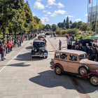 Primera de las salidas de los vehículos antiguos y clásicos en la iniciativa de colaboración con la Asociación Española contra el Cáncer. SANTI OTERO