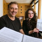 Fernando Pérez del Río y Manar Elhalwany con un manuscrito de su método de aprendizaje de árabe moderno y su «pionera» tabla de equivalencias. TOMÁS ALONSO