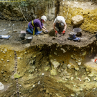 En Portalón, yacimiento de la zona de Cueva Mayor en Atapuerca, tiene dos niveles de excavación: abajo los primeros agricultores de Castilla y León; arriba los hogares ya estables de la Edad del Bronce. SANTI OTERO