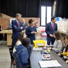 El alcalde, la concejal de Juventud y el rector visitan uno de los talleres de Robótica a los que acuden alumnos del Aurelio Gómez Escolar. ECB