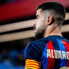 Álvaro Sanz con el brazalete de capitán y la camiseta del FC Barcelona. CD MIRANDÉS