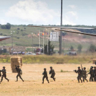 Descenso de efectivos de las Fuerzas de Apoyo a Operaciones Especiales desde un Chinook CH47 cerca del aeropuerto de Burgos. TOMÁS ALONSO