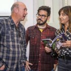 Los autores de la publicación conversan con la concejal Carolina Blasco, ayer durante la presentación.-SANTI OTERO