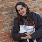 La poeta Alba Flores Robla con un ejemplar de su último poemario, 'AZCA'. SANTI OTERO