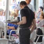 Un camarero atiende a un cliente en una terraza de la ciudad.-ISRAEL L. MURILLO