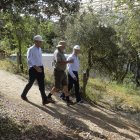 Un momento de la visita, ayer, al sendero botánico adyacente a la Trinchera del Ferrocarril.-ICAL