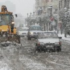 Una pala recoge nieve en la calle Vitoria de la capital burgalesa, en una imagen de archivo.-RAÚL G. OCHOA