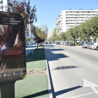 Mupi con una de las fotografías en la avenida de Cantabria. ECB