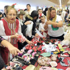 Una muer y una niña observan un producto de una de las mesas del festival, que se celebró ayer.-ISRAEL L. MURILLO