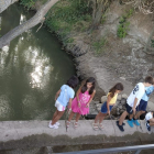 Niños de La Aguilera juegan en el rio