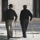 Imagen de dos personas mayores paseando por el centro de la ciudad.-RAÚL G. OCHOA