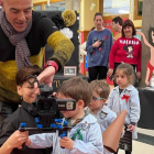 El cineasta y docente Lino Varela enseña a los pequeños cómo se usa una cámara profesional.