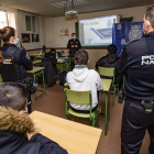 Imagen de archivo de charlas de la Policía Nacional en un centro escolar. ECB