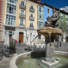 La fuente de La Flora es obra del escultor Manuel Romero y, a pesar de que se construyó un aparcamiento en 2011, conserva su configuración. SANTI OTERO