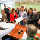 Los socialistas entregan la documentación de la candidatura en los juzgados de Burgos. TOMÁS ALONSO