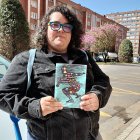 La poeta burgalesa Selva Delgado, con su nuevo poemario.ECB