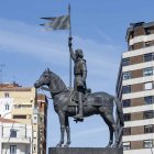 Estatua de Diego Porcelos en la plaza de Santa Teresa. SANTI OTERO